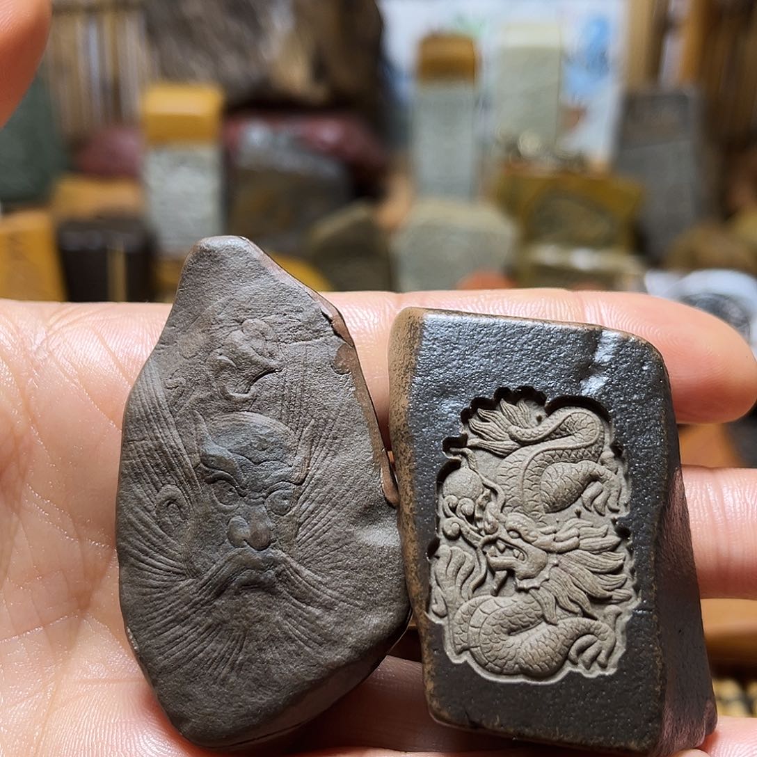 新疆原石雕刻手把件