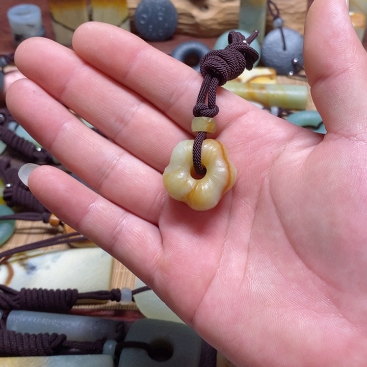 蛇纹石玉挂件未镶嵌