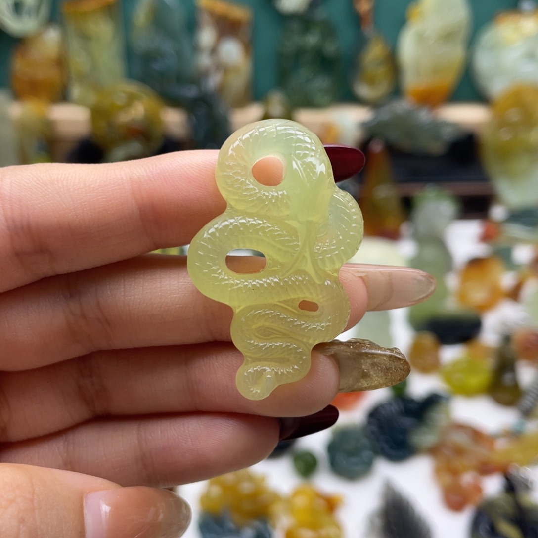 蛇纹石玉颈饰未镶嵌