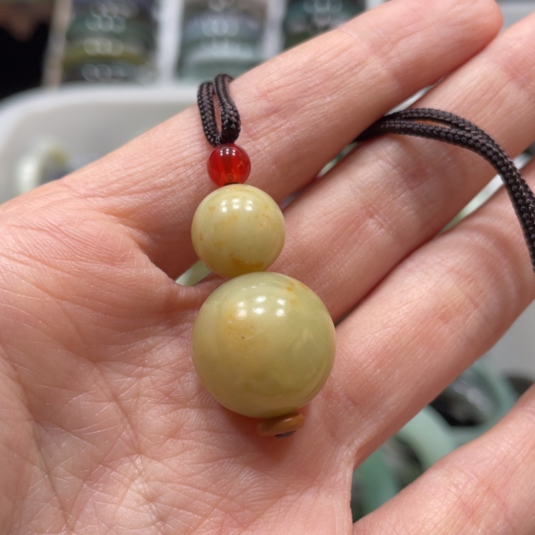 蛇纹石玉颈饰未镶嵌