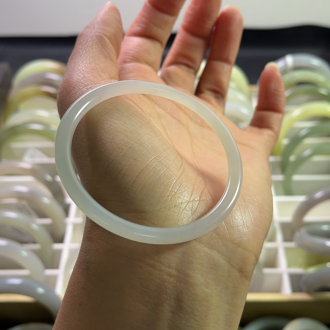 和田玉手镯54.3圈未镶嵌