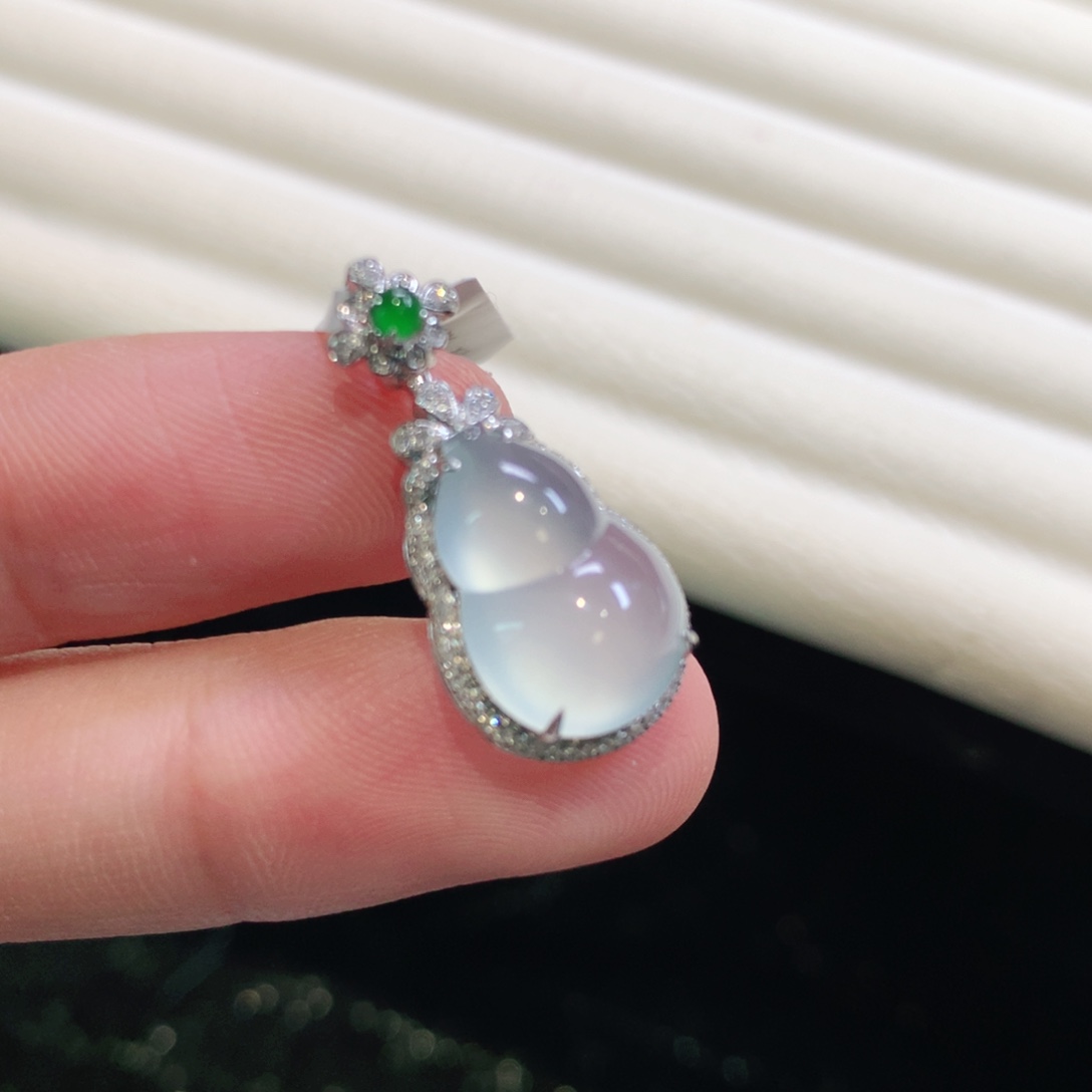 翡翠颈饰18K金镶嵌高冰葫芦