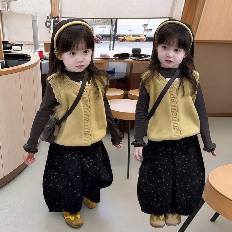 女宝宝春秋季套装2025新款儿童韩版洋气针织马甲打底衫碎花直筒裤