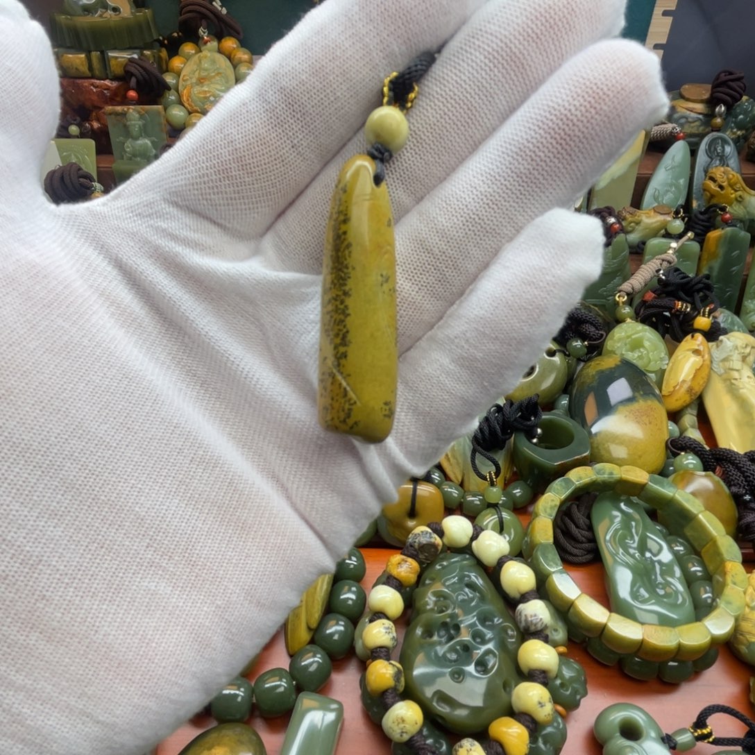 岫岩河磨玉（透闪石质玉）未镶嵌颈饰