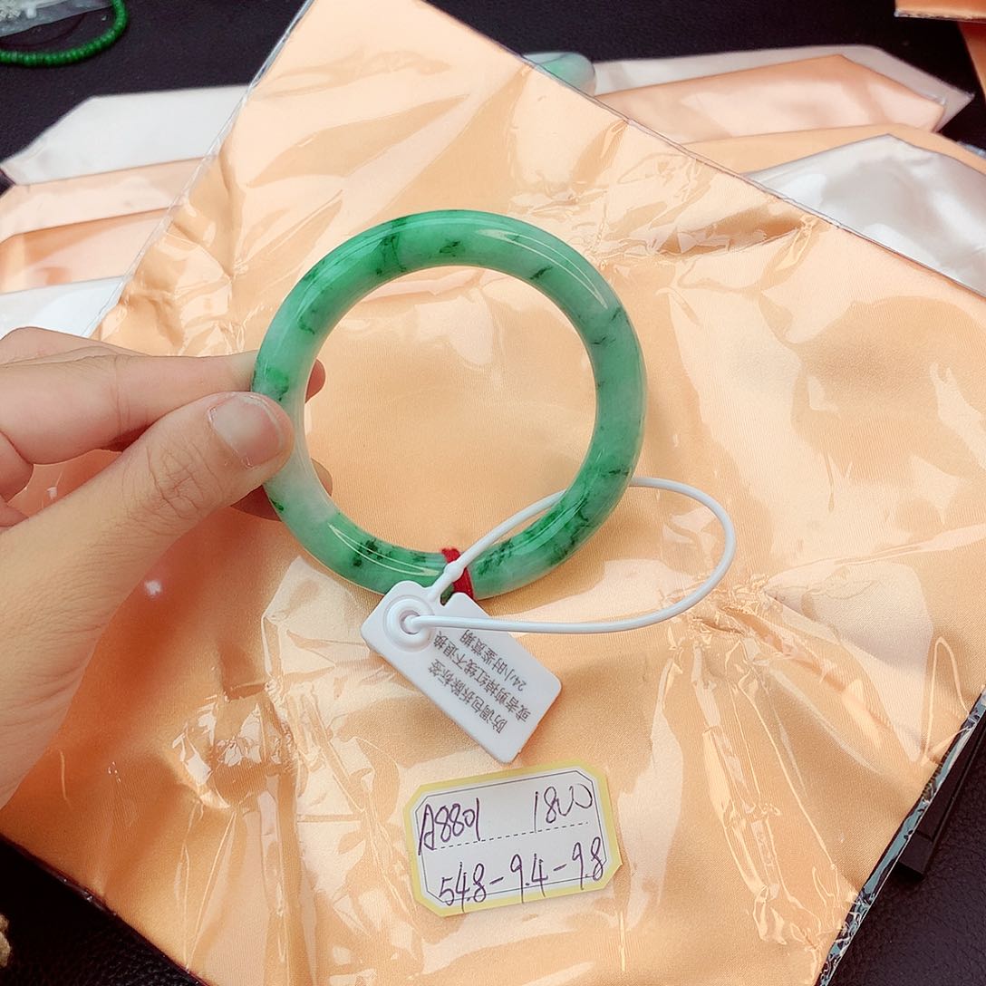 翡翠手镯未镶嵌翡翠
