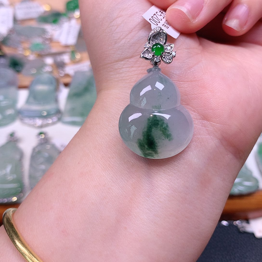 翡翠18K金镶嵌颈饰葫芦