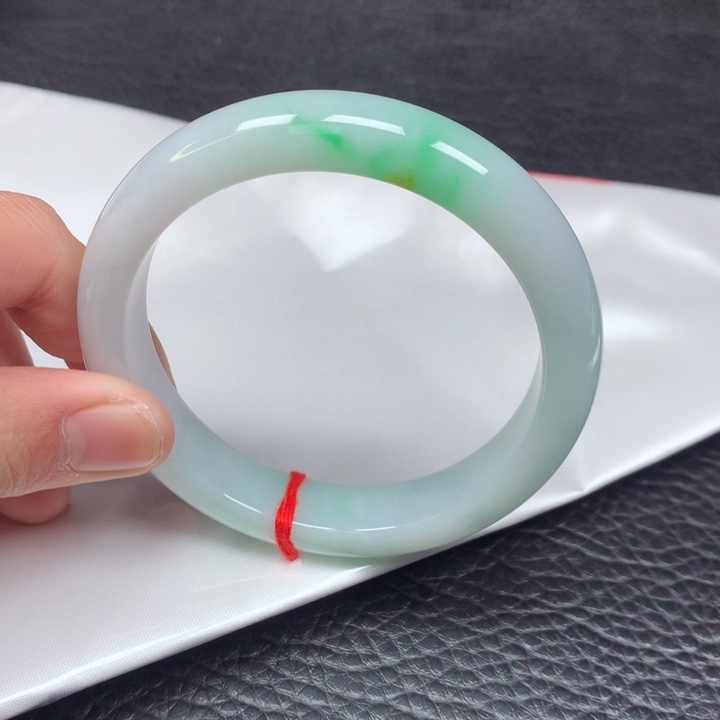 翡翠手镯未镶嵌。