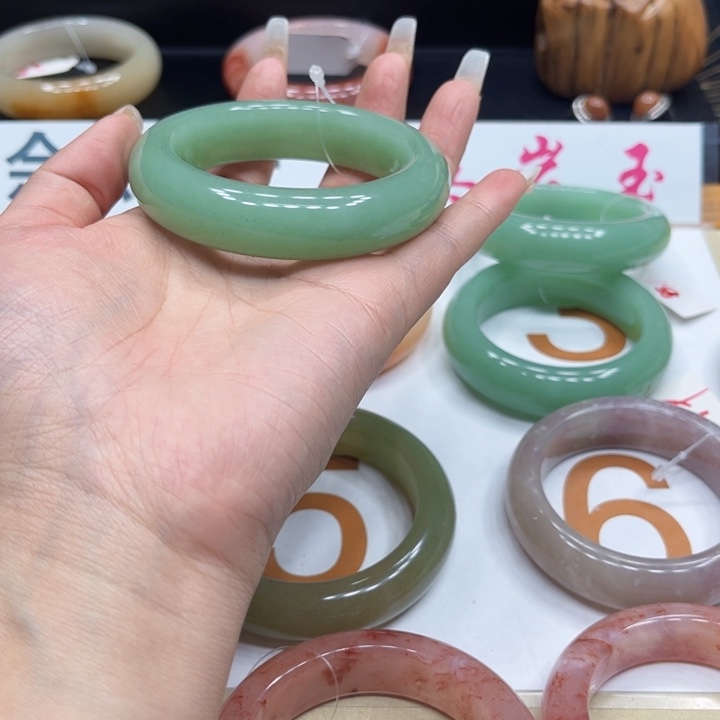 未镶嵌手镯石英质玉脉*图
