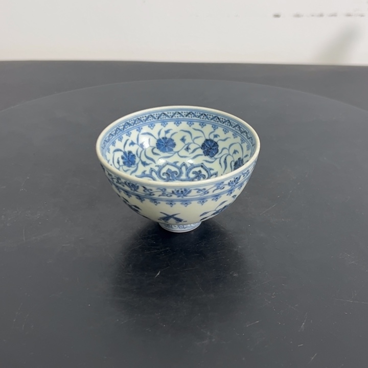 杯承**化一个青花花卉纹小杯