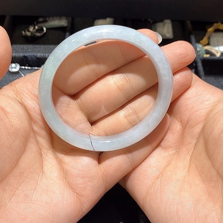 翡翠手镯未镶嵌翡翠手镯