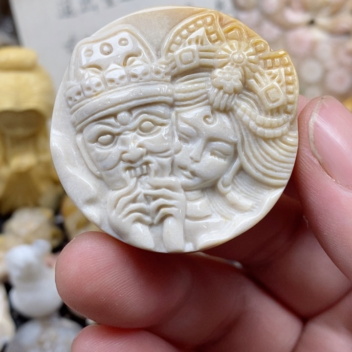 颈饰未镶嵌硅化珊瑚（珊瑚玉）星****?