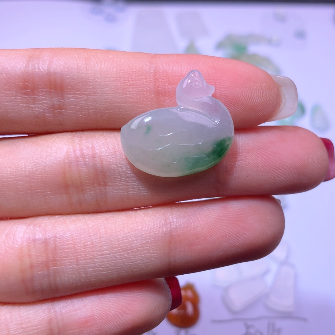 翡翠颈饰未镶嵌天鹅。     佳宏