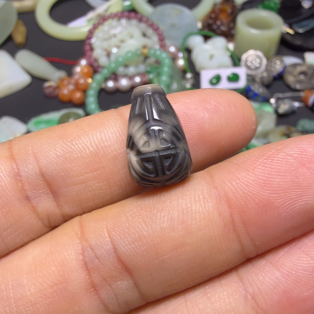 陈***环玛瑙/玉髓未镶嵌颈饰