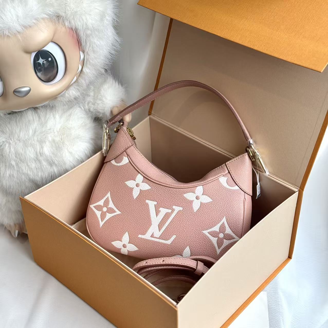 99新 LouisVuitton/路易威登 BAGATELLE 全皮粉色草莓牛奶腋下包