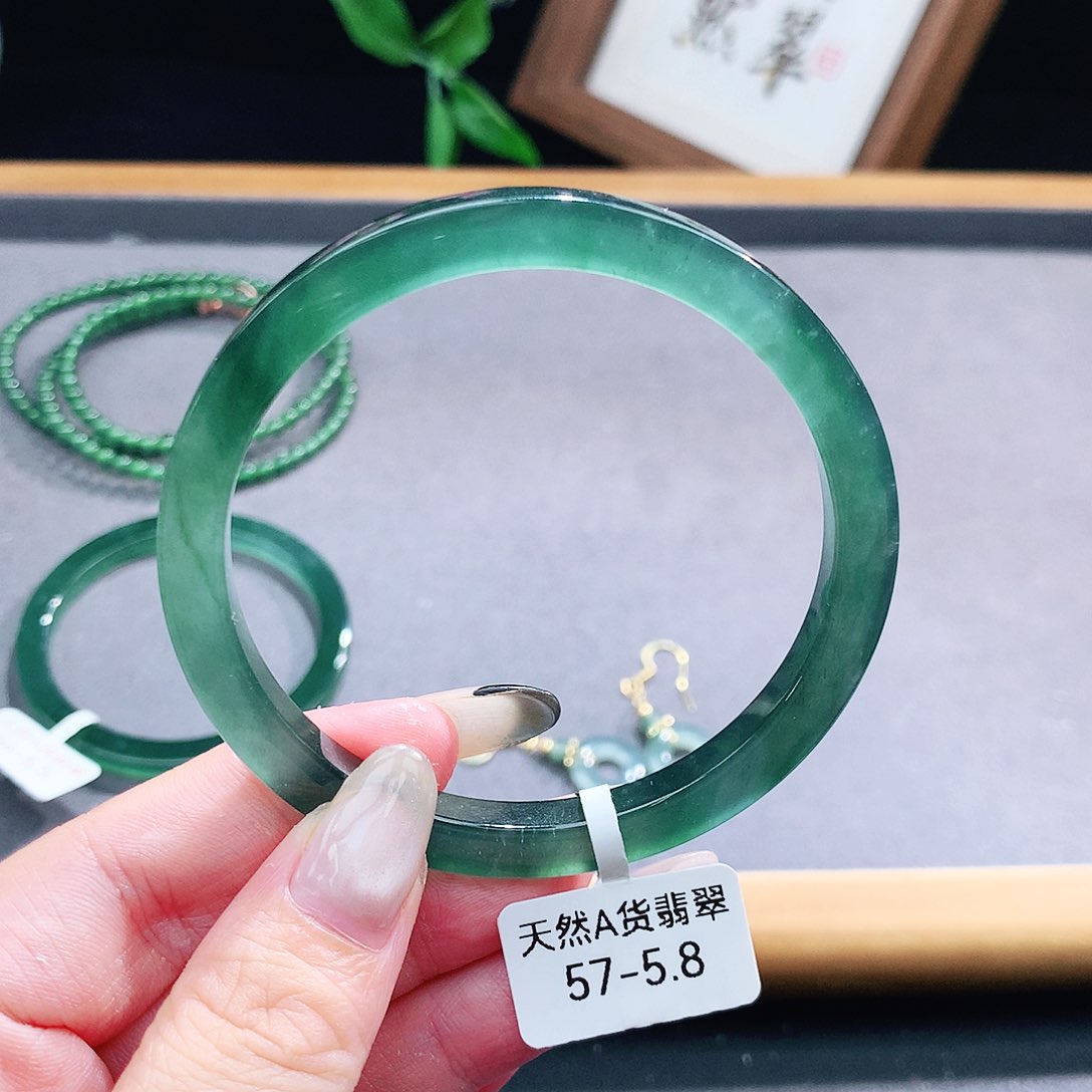 翡翠手镯（圆镯）未镶嵌