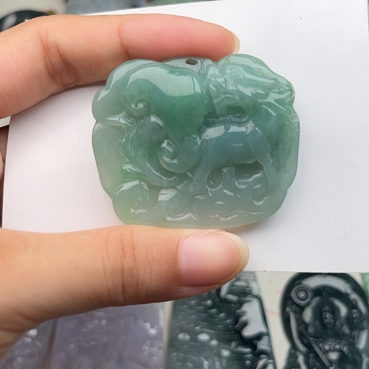 翡翠未镶嵌颈饰挂件