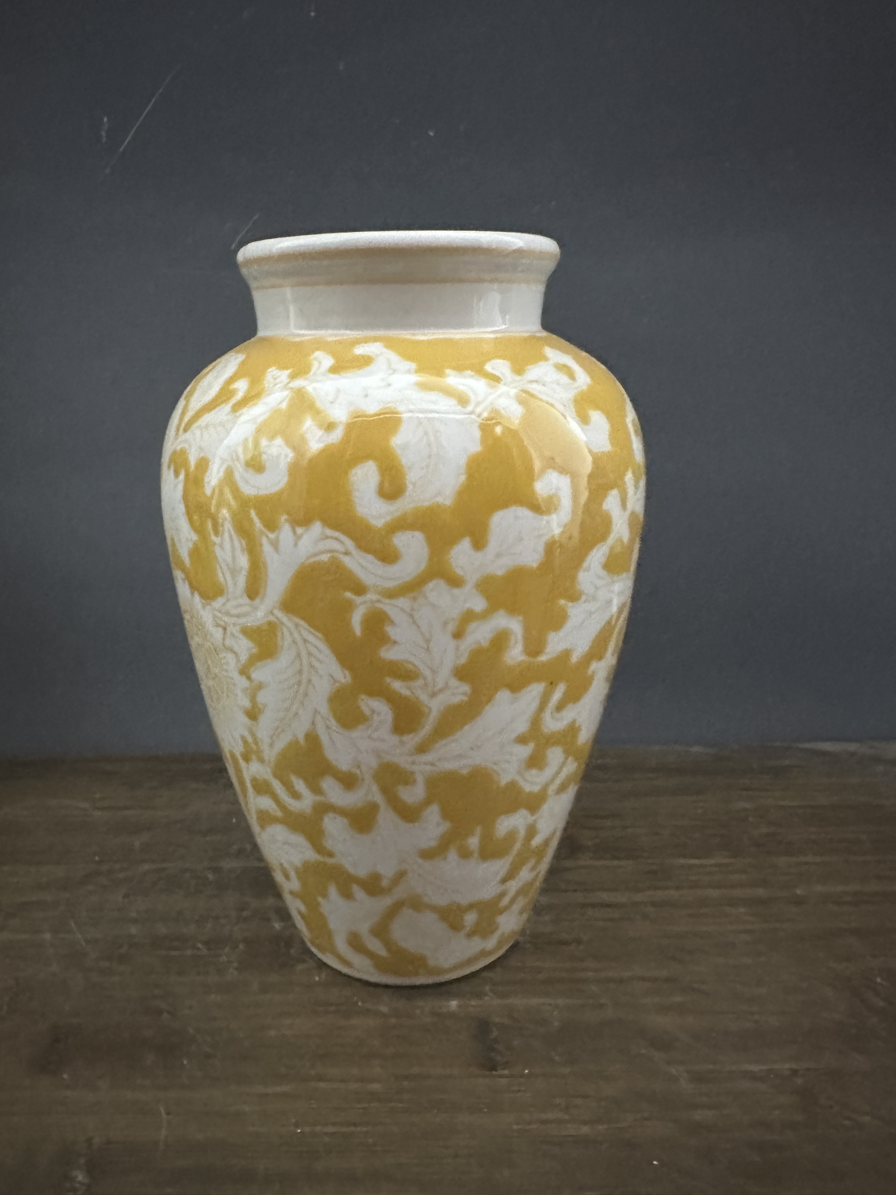 手绘高温釉下彩黄色陶瓷花瓶