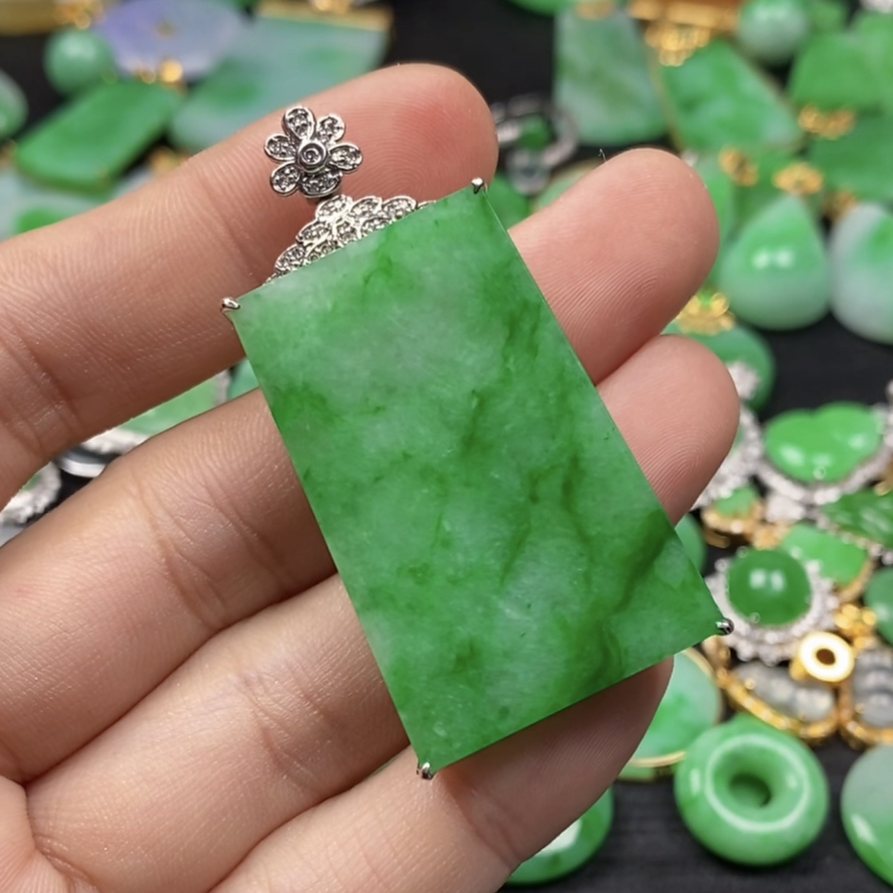 18k金镶嵌天然缅甸翡翠A货无事牌吊坠