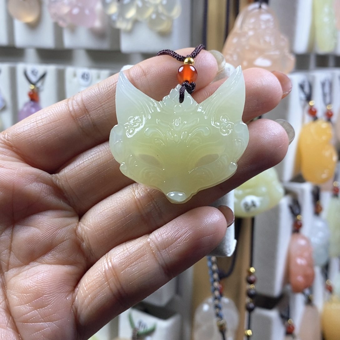 颈饰未镶嵌石英质玉（金丝玉）T****.