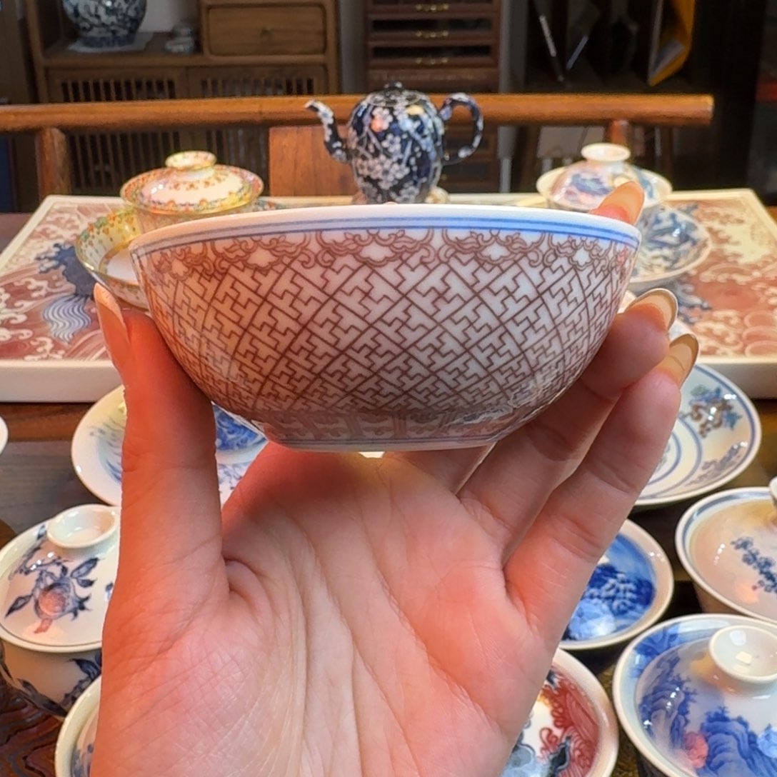 杯重工瑜器釉里红卍字纹