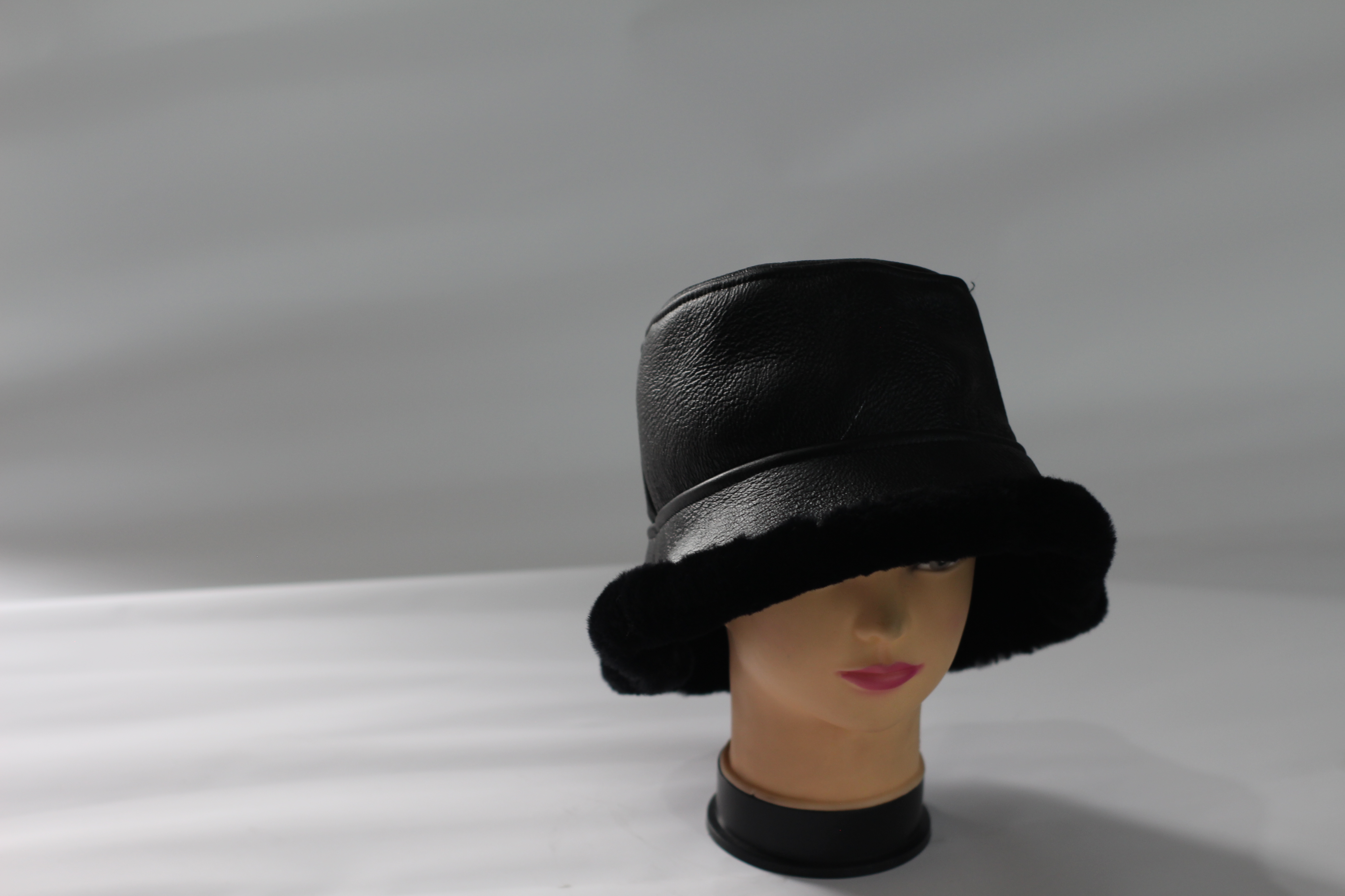 羊毛渔夫帽圆顶秋季女士时尚防风短檐帽子皮毛一体秋冬百搭保暖