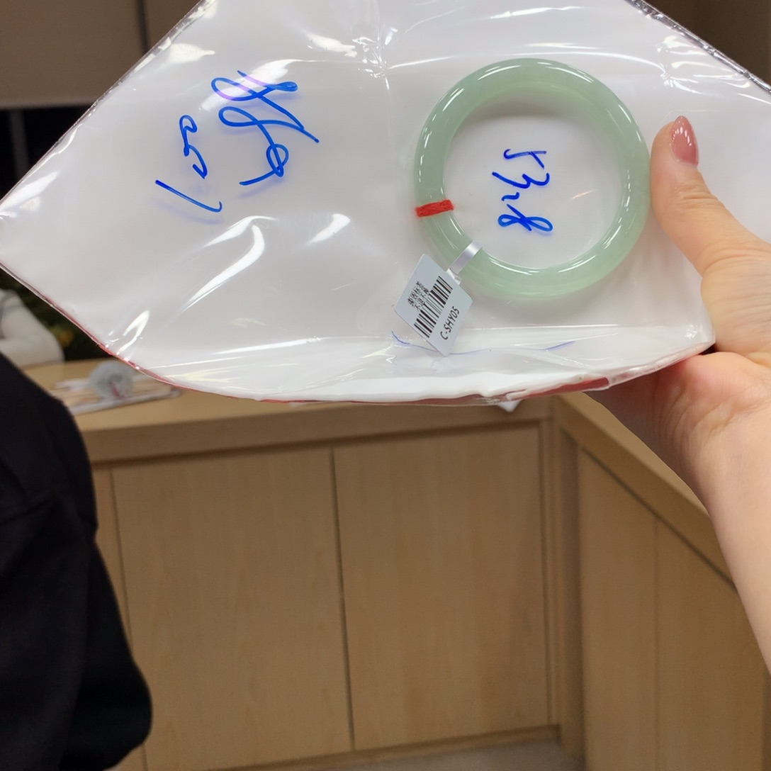 翡翠手镯未镶嵌不退不换