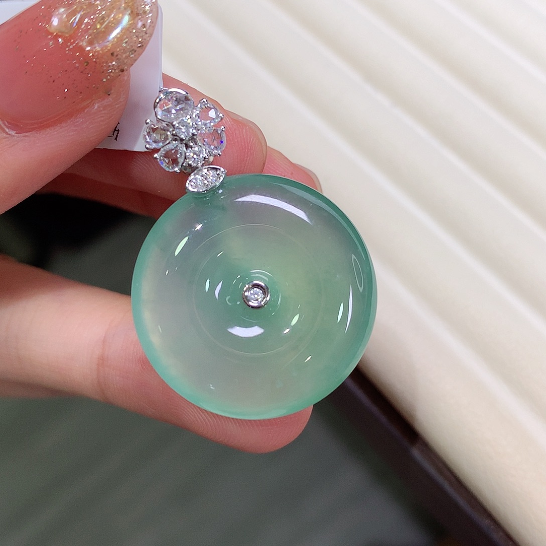 翡翠18K金镶嵌颈饰