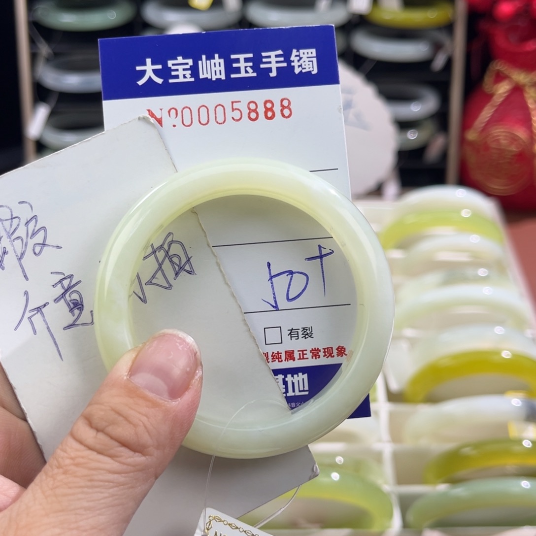 蛇纹石玉手镯未镶嵌