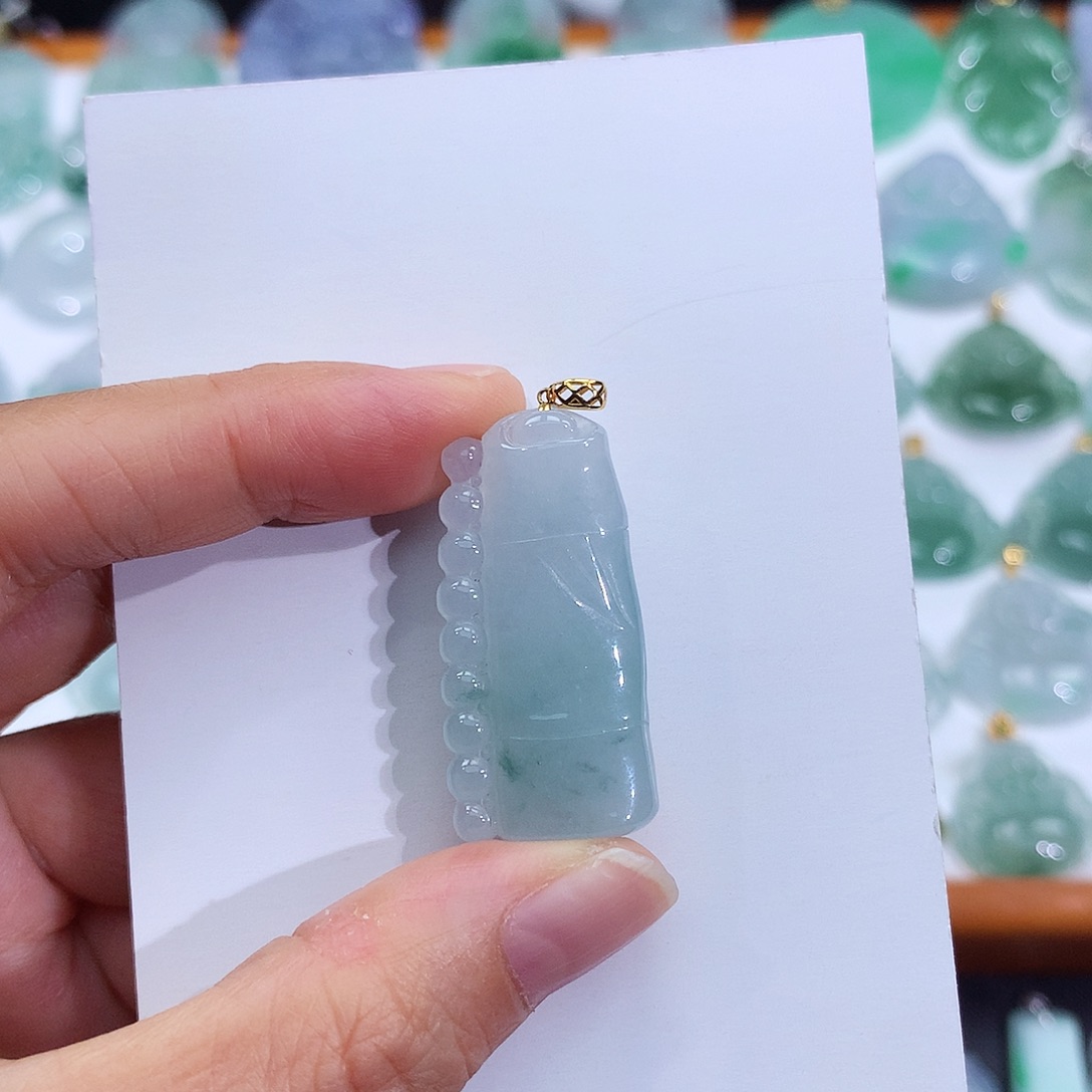 翡翠18K金镶嵌颈饰翡翠吊坠