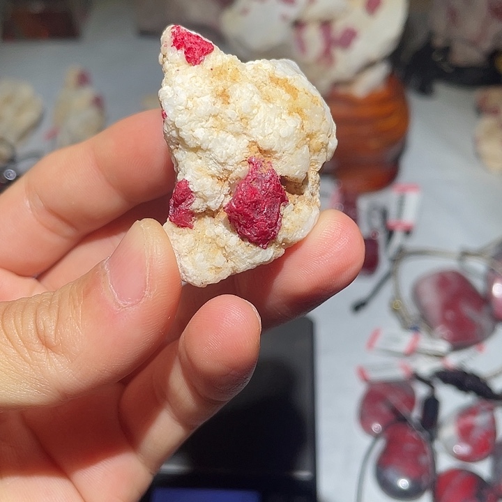 天然辰砂晶体毛料