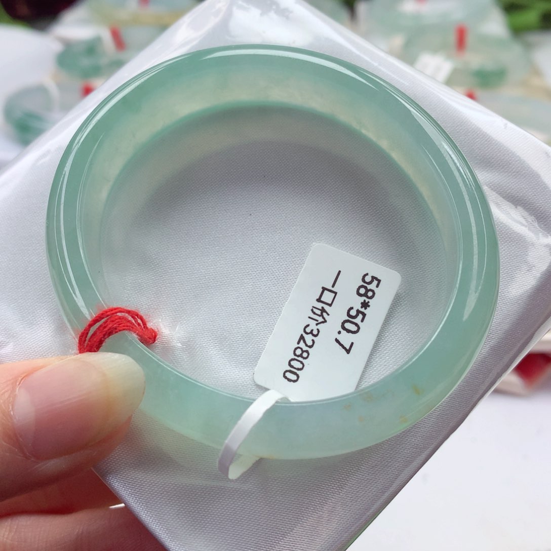 翡翠手镯（贵妃镯）未镶嵌冰透