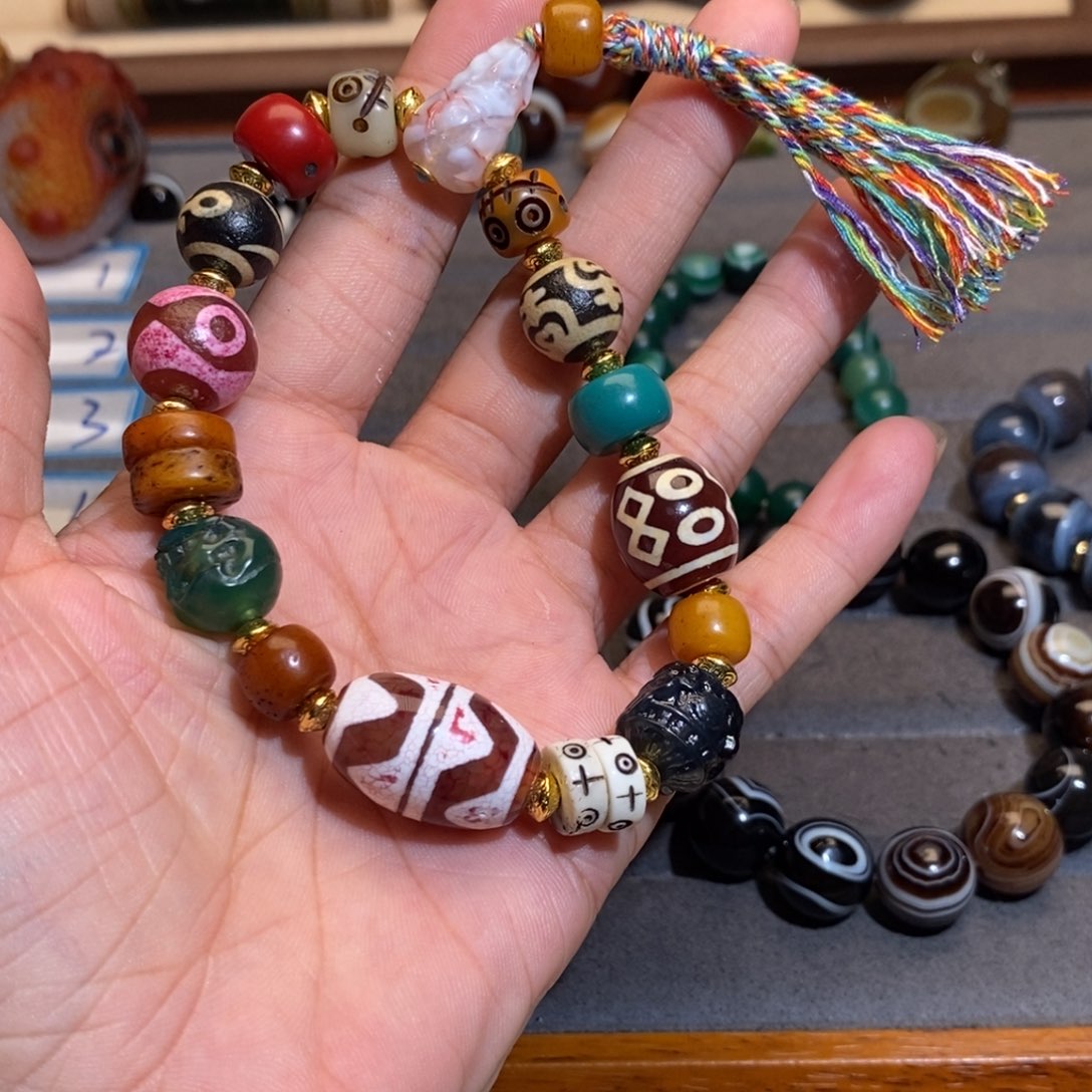 子***着未镶嵌手链玛瑙/玉髓