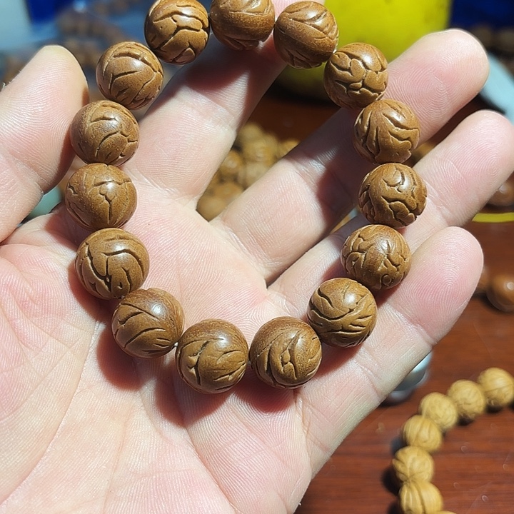 皎***霞桃核光珠1.5左右15颗
