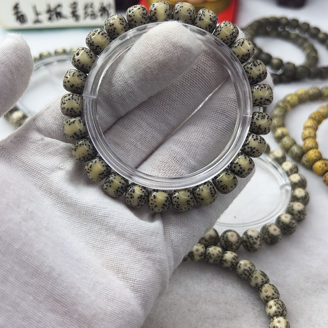 星月菩提吊坠98横纹一线天  背面细星均匀 桌上