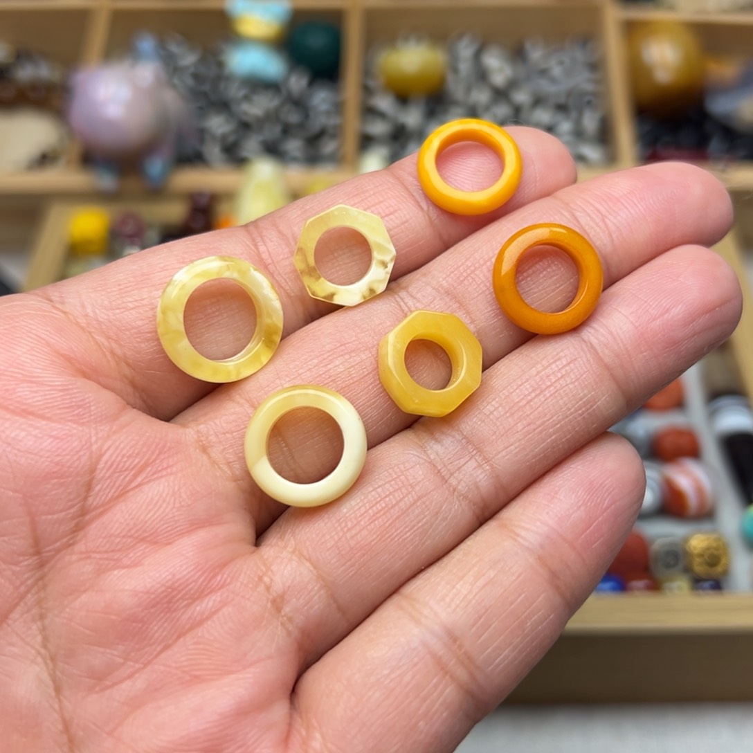 蜜蜡裸石未镶嵌内径7-10mm跑环多样性发其中一颗