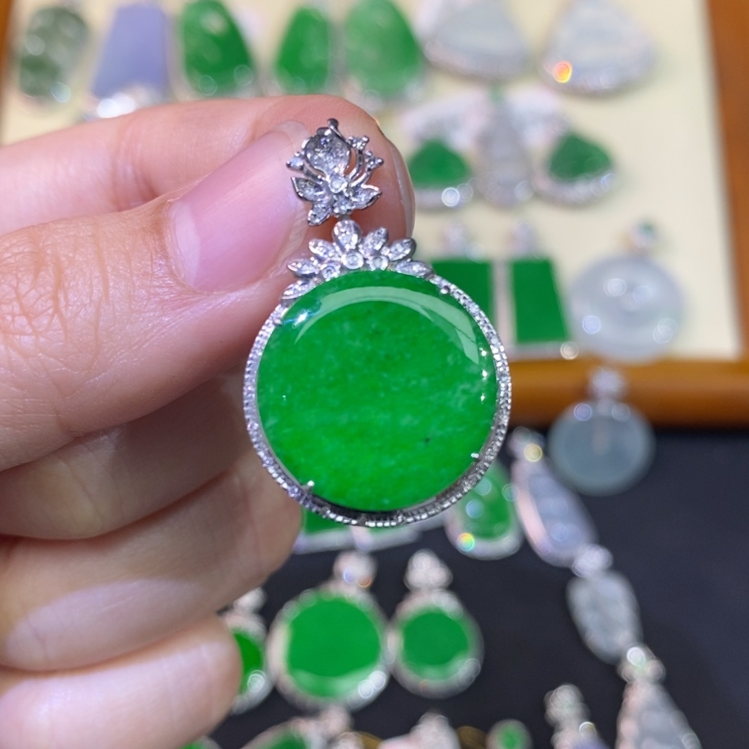 翡翠吊坠(不含链)18K金镶嵌