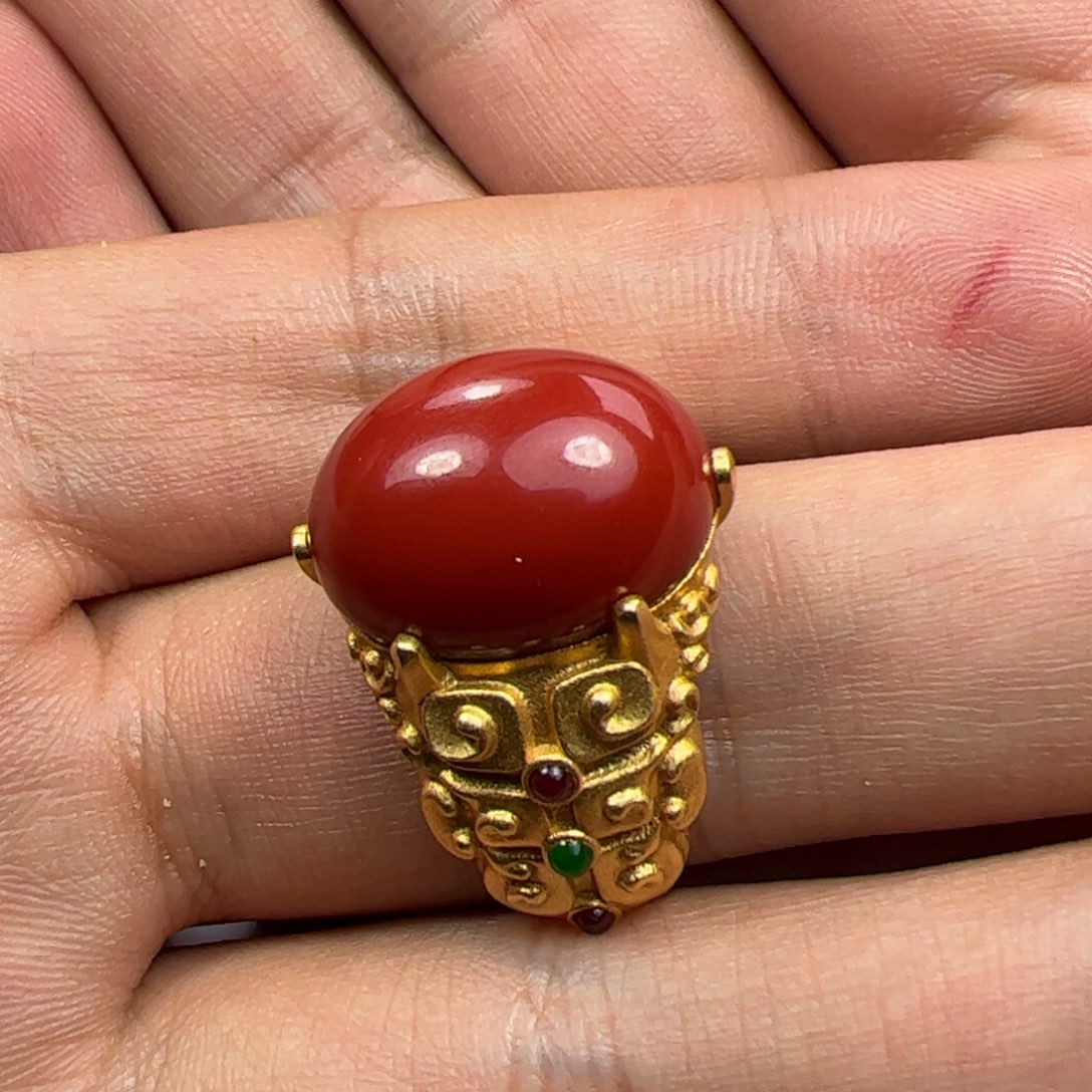 18K金镶嵌戒指南红玛瑙