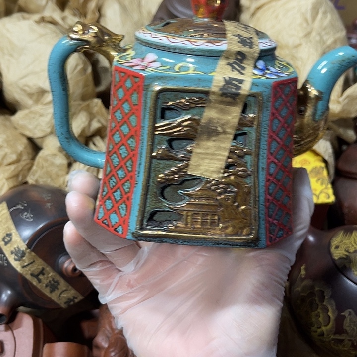 茶壶紫砂原矿泥料，手工制作的一把紫砂壶。