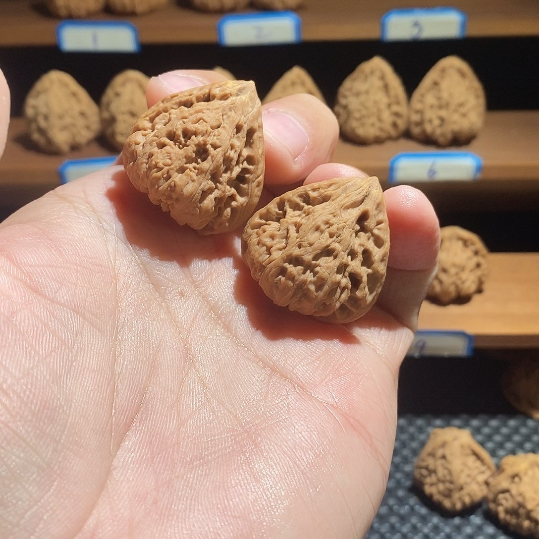 吊坠文玩核桃32尺寸三角南疆石带黄