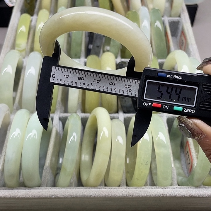 蛇纹石玉未镶嵌手镯131