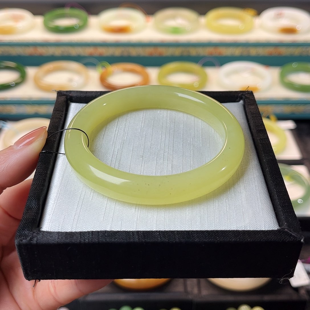 和田玉手镯未镶嵌  黄口飘青花