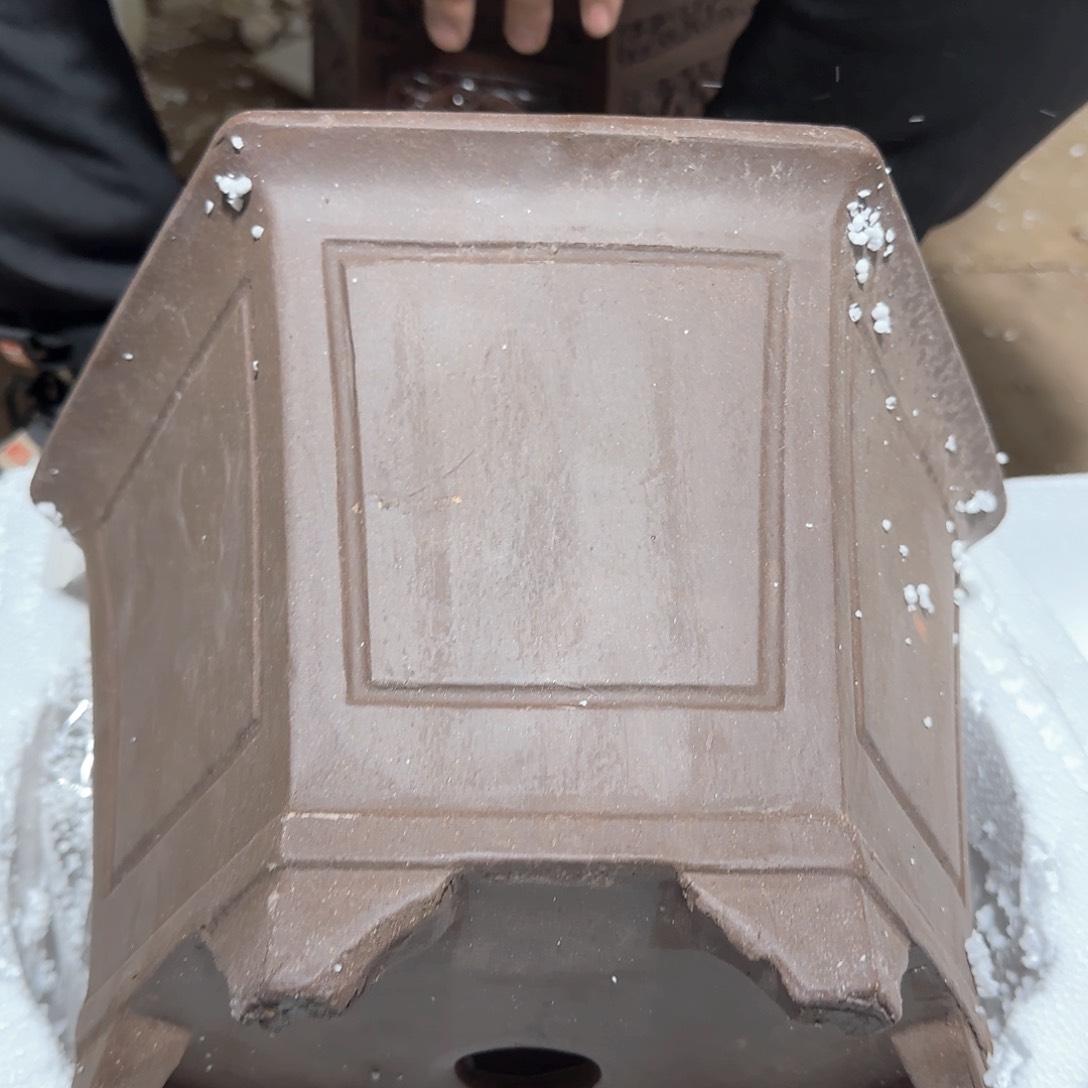 紫砂花盆口径为特点，