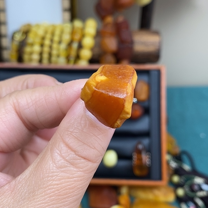 琥珀未镶嵌颈饰戒指