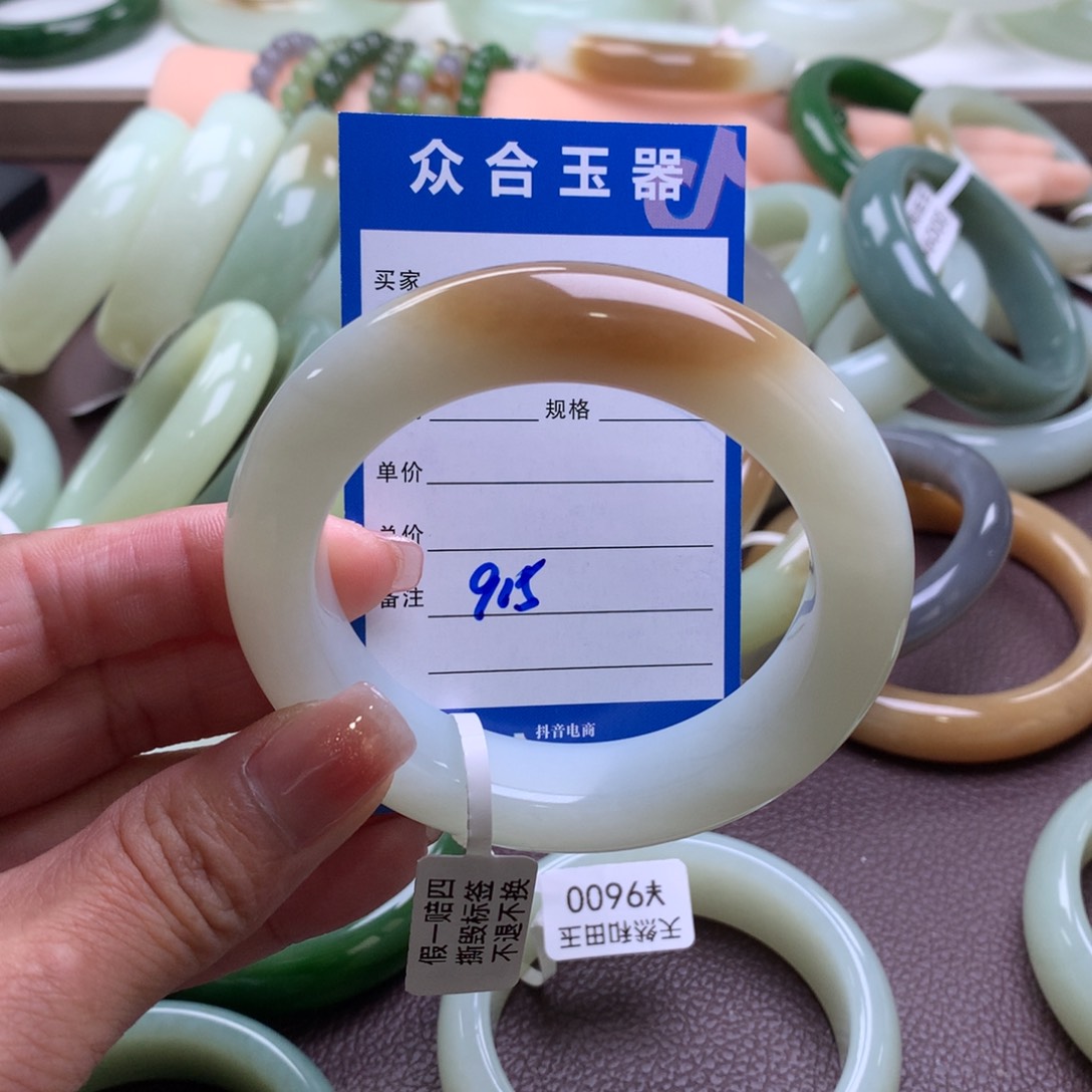 和田玉手镯未镶嵌