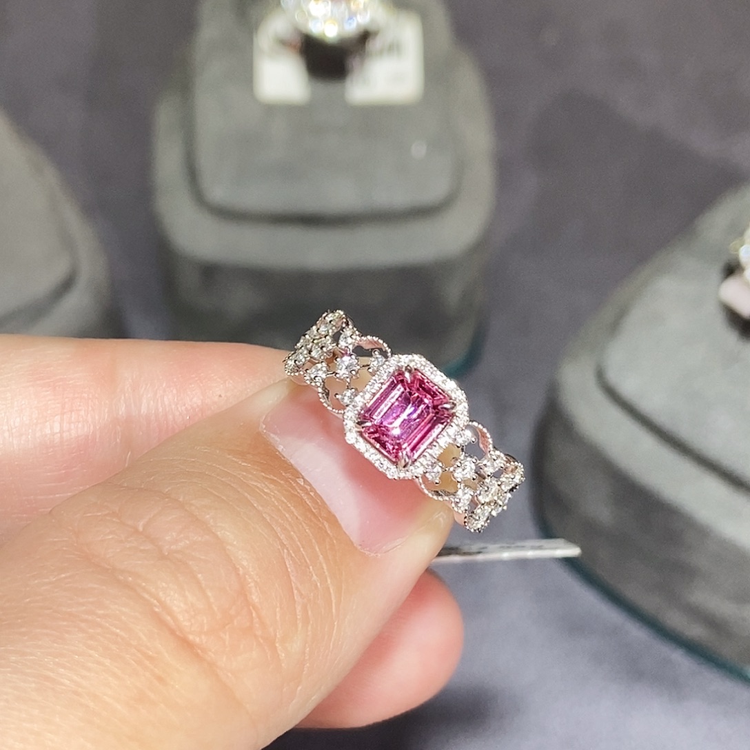 戒指彩色蓝宝石18K金镶嵌0.78克拉