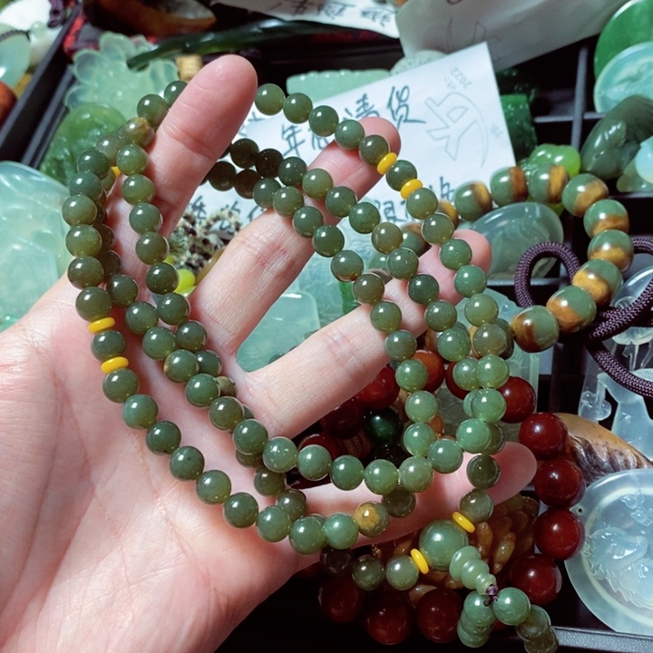 透闪石质玉颈饰未镶嵌