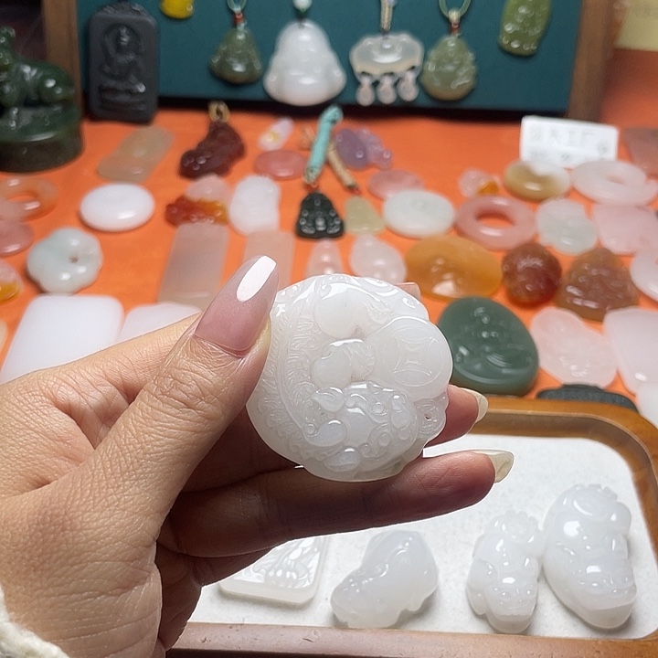 诚***信石英质玉（金丝玉）未镶嵌颈饰