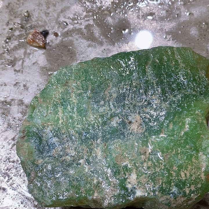 未镶嵌蛇纹石玉珠宝奇石