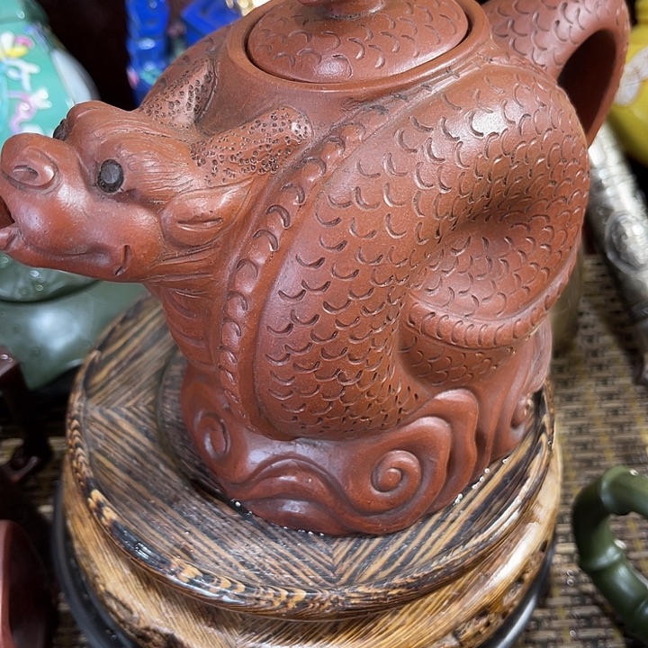 茶壶紫砂原矿泥料手工制作的一把紫砂壶。