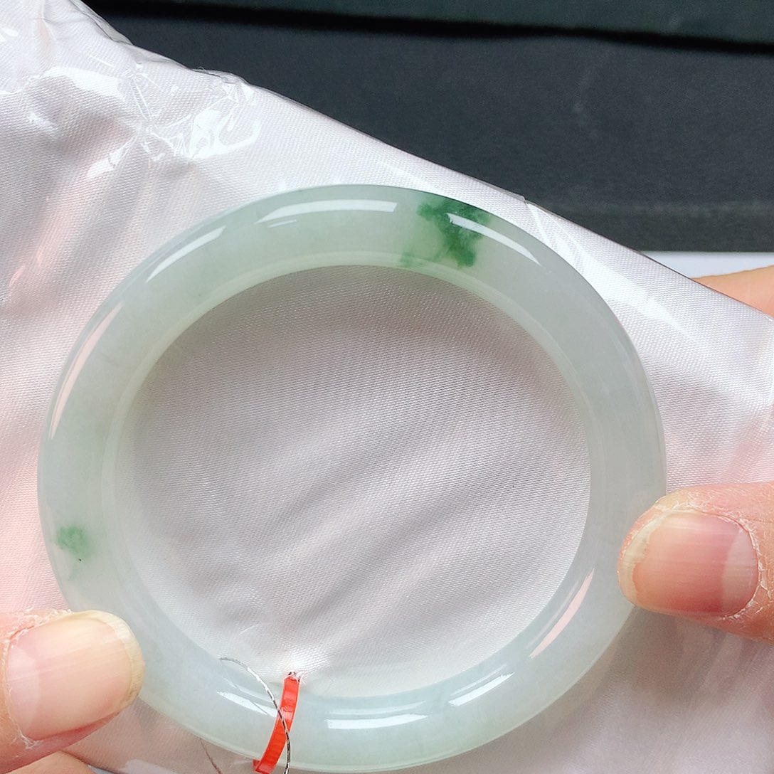 翡翠手镯未镶嵌56圈